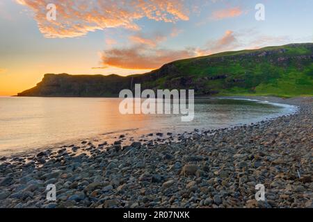 Crepuscolo a Talisker Bay sull'isola di Skye Foto Stock