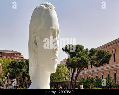 Scultura Julia, scultore Jaume Plensa, testa gigante ad occhi chiusi, Plaza de Colon, Madrid, Spagna Foto Stock