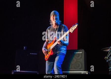 Costa Mesa, California, 6 agosto 2014: Il bassista Roger Glover suona con Deep Purple al Pacific Amphitheater nella California meridionale. Foto Stock