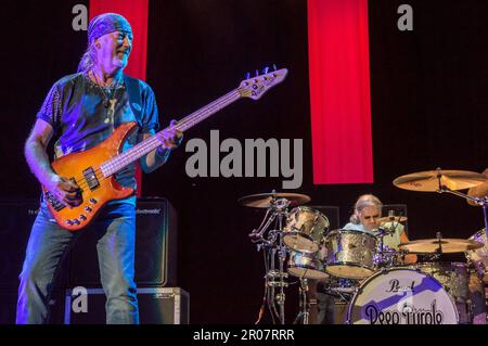 Costa Mesa, California, 6 agosto 2014: Il bassista Roger Glover e il batterista Ian Paice si esibiscono con Deep Purple all'anfiteatro del Pacifico. Foto Stock