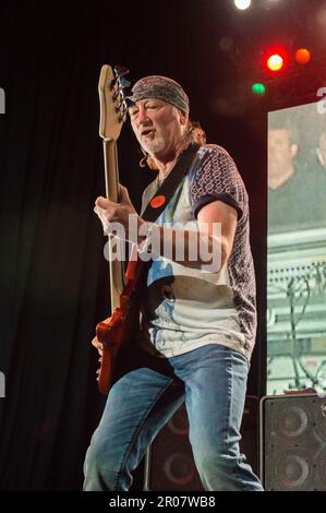 Costa Mesa, California, 6 agosto 2014: Il bassista Roger Glover suona con Deep Purple al Pacific Amphitheater nella California meridionale. Foto Stock