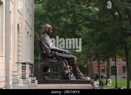 Monument, John Havard, Havard University, Cambridge, Massachusetts, STATI UNITI Foto Stock