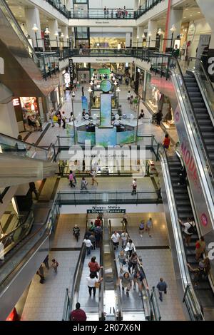 Centro commerciale, Eaton Centre, Rue Sainte-Catherine Ouest, Montreal, Quebec, Canada Foto Stock