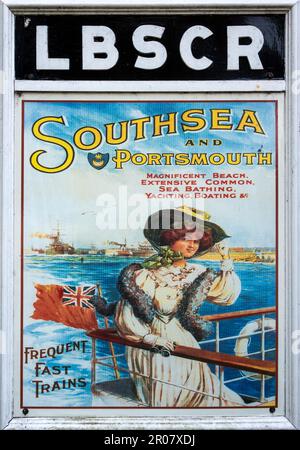 Vecchia ferrovia poster pubblicitari Southsea e Portsmouth a Sheffield Park Station Foto Stock