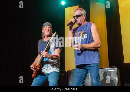 Costa Mesa, California, 6 agosto 2014: Il bassista Deep Purple Roger Glover e la cantante Ian Gillan si esibiscono presso il Pacific Amphitheater. Foto Stock