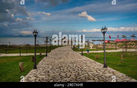 Spiaggia giorno di sole Capo Rodon Mare Adriatico Albania. Vacanze in Albania Foto Stock