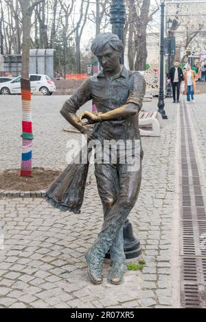 Chisinau, Moldova - 9 marzo 2023: Uomo di scultura di amanti sulla strada Eugen Doga. Foto Stock