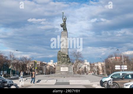 Chisinau, Moldova - 9 marzo 2023: Monumento degli Eroi del Komsomol leninista (Monumentul Eroilor Comsomolului Leninista). Foto Stock