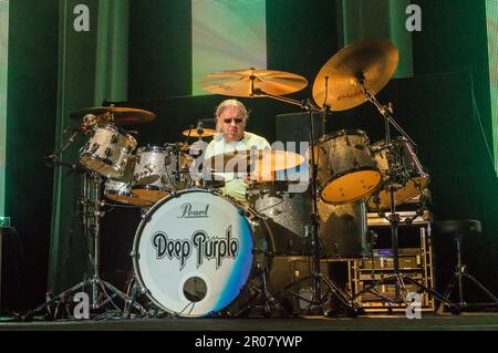 Costa Mesa, California, 6 agosto 2014: Il batterista Ian Paice suona con Deep Purple al Pacific Amphitheater della California meridionale. Foto Stock