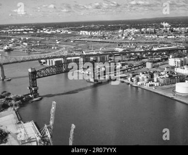 Vista del Goethals Bridge e delle fattorie di carri armati di Jersey che guardano a sud-sud-ovest - Goethals Bridge, Spanning Arthur Kill dal New Jersey a Staten Island, Richmond County, NY, 1991 Foto Stock