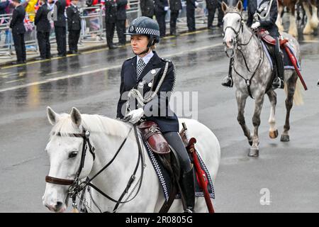 Londra, Regno Unito. 06th maggio, 2023. Londra, Regno Unito il 06 2023 maggio. Un ispettore di polizia montato della polizia metropolitana corre a Whitehall davanti alla processione di Re Carlo III e della Regina Camilla che si svolge presso l'Abbazia di Westminster, Londra, Regno Unito il 06 2023 maggio. Credit: Francis Knight/Alamy Live News Foto Stock