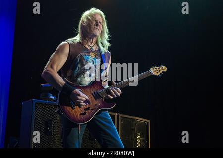 Costa Mesa, California, 6 agosto 2014: Il chitarrista Deep Purple Steve Morse al centro dell'anfiteatro del Pacifico. Foto Stock
