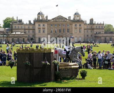 Oliver Townend in Gran Bretagna in classe Ballaghmor di fronte a Badminton House il quarto giorno del Badminton Horse Trials 2023 presso la Badminton Estate, Gloucestershire. Data immagine: Domenica 7 maggio 2023. Foto Stock