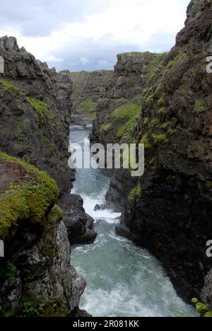 28 luglio 2022, Islanda, Víðidalstunga: Gola di Kolugljúfur nell'Islanda nord-occidentale vicino alla circonvallazione. L'Islanda è il paese più occidentale dell'Europa nell'Atlantico settentrionale. Foto: Finn Huwald/dpa Foto Stock