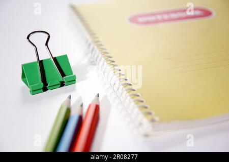 Concetto di cartoleria a matita e notebook Foto Stock