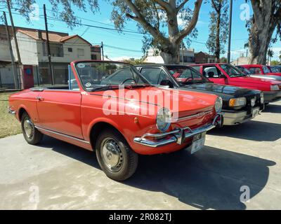 Lanus, Argentina - 24 settembre 2022: Vecchia Fiat 1960s rossa 800 Spider Vignale costruita in Argentina. Giorno di sole. Spettacolo di auto classica AAA 2022. Foto Stock