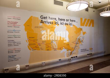 Via Rail Canadian Route Map in Union Station Toronto mostra tutte le linee ferroviarie dei passeggeri in Canada servite da Via Rail Foto Stock