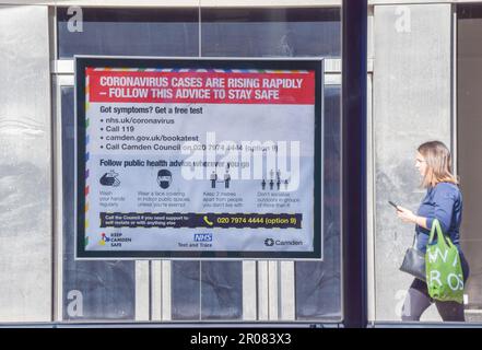 Londra, Inghilterra, Regno Unito. 7th maggio, 2023. Un pedone passa davanti a un vecchio cartello su una fermata dell'autobus nel centro di Londra, che non è stato rimosso dall'altezza della pandemia, avvertendo che i casi di coronavirus stanno aumentando, come l'Organizzazione Mondiale della Sanità annuncia che il Covid-19 non è più un'emergenza globale. (Credit Image: © Vuk Valcic/ZUMA Press Wire) SOLO PER USO EDITORIALE! Non per USO commerciale! Foto Stock