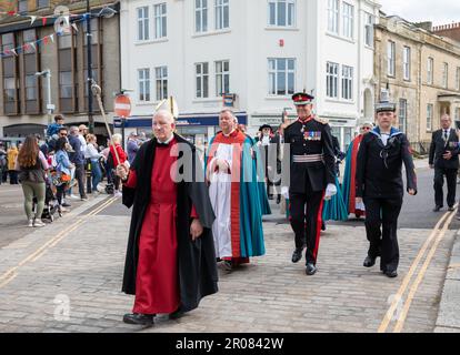 Truro, Cornovaglia, 7th maggio 2023, Una parata di incoronazione ha avuto luogo a Truro questo pomeriggio.There era intrattenimento di strada da Will Keating e John Dowling in primo luogo. La parata guidata dai Kernow Pipes and Drums, comprendeva il Signore tenente della Cornovaglia col Edward Bolitho, il Rt Rev Philip Mounstephen, Vescovo di Truro, Decano provvisorio Simon Robinson, e sindaco di Truro Cllr Steven Webb, Che si trovavano davanti alla processione e ai rami della Royal British Legion Cornwall e Truro. La parata terminò fuori dalla Cattedrale di Truro, che fu poi seguita da un servizio civico all'interno della Cattedrale. Credit: Keith Foto Stock