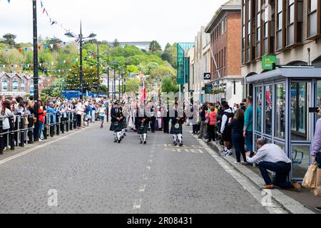 Truro, Cornovaglia, 7th maggio 2023, Una parata di incoronazione ha avuto luogo a Truro questo pomeriggio.There era intrattenimento di strada da Will Keating e John Dowling in primo luogo. La parata guidata dai Kernow Pipes and Drums, comprendeva il Signore tenente della Cornovaglia col Edward Bolitho, il Rt Rev Philip Mounstephen, Vescovo di Truro, Decano provvisorio Simon Robinson, e sindaco di Truro Cllr Steven Webb, Che si trovavano davanti alla processione e ai rami della Royal British Legion Cornwall e Truro. La parata terminò fuori dalla Cattedrale di Truro, che fu poi seguita da un servizio civico all'interno della Cattedrale. Credit: Keith Foto Stock