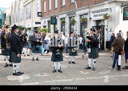 Truro, Cornovaglia, 7th maggio 2023, Una parata di incoronazione ha avuto luogo a Truro questo pomeriggio.There era intrattenimento di strada da Will Keating e John Dowling in primo luogo. La parata guidata dai Kernow Pipes and Drums, comprendeva il Signore tenente della Cornovaglia col Edward Bolitho, il Rt Rev Philip Mounstephen, Vescovo di Truro, Decano provvisorio Simon Robinson, e sindaco di Truro Cllr Steven Webb, Che si trovavano davanti alla processione e ai rami della Royal British Legion Cornwall e Truro. La parata terminò fuori dalla Cattedrale di Truro, che fu poi seguita da un servizio civico all'interno della Cattedrale. Credit: Keith Foto Stock