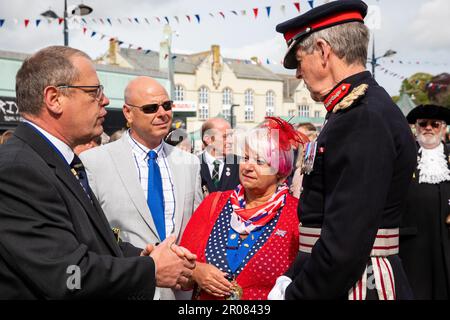 Truro, Cornovaglia, 7th maggio 2023, Una parata di incoronazione ha avuto luogo a Truro questo pomeriggio.There era intrattenimento di strada da Will Keating e John Dowling in primo luogo. La parata guidata dai Kernow Pipes and Drums, comprendeva il Signore tenente della Cornovaglia col Edward Bolitho, il Rt Rev Philip Mounstephen, Vescovo di Truro, Decano provvisorio Simon Robinson, e sindaco di Truro Cllr Steven Webb, Che si trovavano davanti alla processione e ai rami della Royal British Legion Cornwall e Truro. La parata terminò fuori dalla Cattedrale di Truro, che fu poi seguita da un servizio civico all'interno della Cattedrale. Credit: Keith Foto Stock