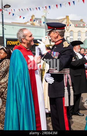 Truro, Cornovaglia, 7th maggio 2023, Una parata di incoronazione ha avuto luogo a Truro questo pomeriggio.There era intrattenimento di strada da Will Keating e John Dowling in primo luogo. La parata guidata dai Kernow Pipes and Drums, comprendeva il Signore tenente della Cornovaglia col Edward Bolitho, il Rt Rev Philip Mounstephen, Vescovo di Truro, Decano provvisorio Simon Robinson, e sindaco di Truro Cllr Steven Webb, Che si trovavano davanti alla processione e ai rami della Royal British Legion Cornwall e Truro. La parata terminò fuori dalla Cattedrale di Truro, che fu poi seguita da un servizio civico all'interno della Cattedrale. Credit: Keith Foto Stock