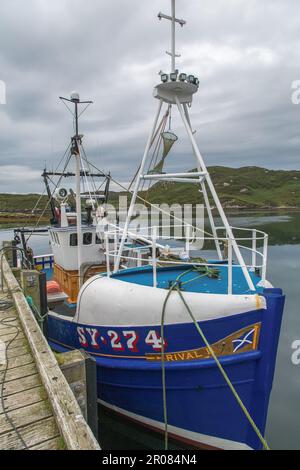 Ormeggio Blue Trawler presso Stockinish Pier, Kyles Stockinish, Harris, Isola di Harris, Ebridi, Outer Ebrides, Western Isles, Scozia, Regno Unito Foto Stock