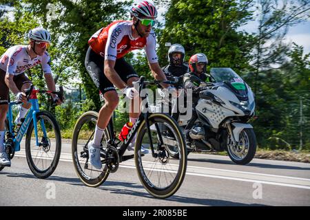 Chieti, Italia - 07 maggio 2023: Gruppo leader in discesa da Chieti durante la gara di tappa 1 del giro d'Italia 106th Foto Stock