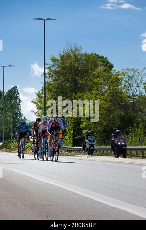 Chieti, Italia - 07 maggio 2023: Gruppo leader in discesa da Chieti durante la gara di tappa 1 del giro d'Italia 106th Foto Stock