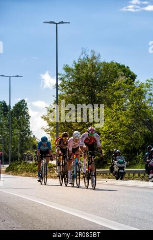 Chieti, Italia - 07 maggio 2023: Gruppo leader in discesa da Chieti durante la gara di tappa 1 del giro d'Italia 106th Foto Stock