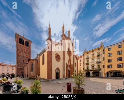 Pinerolo, Torino, Piemonte, Italia - 29 aprile 2023: Cattedrale di San Donato (10th - 15th sec.) In piazza San Donato Foto Stock