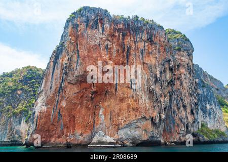 Roccia rossa sull'isola di phi phi leh a krabi in thailandia Foto Stock