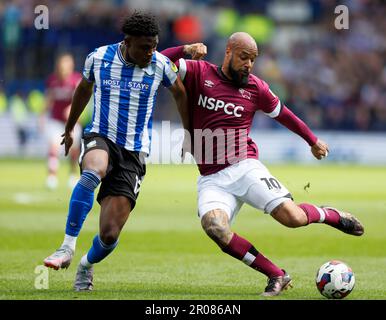 Fisayo DELE-Bashiru del mercoledì di Sheffield (a sinistra) e David McGoldrick della contea di Derby combattono per la palla durante la partita della Sky Bet League One all'Hillsborough Stadium di Sheffield. Data immagine: Domenica 7 maggio 2023. Foto Stock