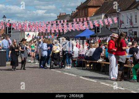 7th maggio 2023. Odiham, Hampshire, Inghilterra, Regno Unito. Il lungo fine settimana di festa per l'incoronazione di re Carlo III e la regina Camilla continuò con una grande festa di strada lungo la High Street villaggio, che è stato decorato con concia rosso bianco e blu. È stato un pomeriggio di sole per l'evento popolare, che ha attirato molte persone a celebrare l'occasione reale. Foto Stock