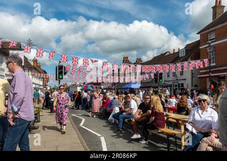 7th maggio 2023. Odiham, Hampshire, Inghilterra, Regno Unito. Il lungo fine settimana di festa per l'incoronazione di re Carlo III e la regina Camilla continuò con una grande festa di strada lungo la High Street villaggio, che è stato decorato con concia rosso bianco e blu. È stato un pomeriggio di sole per l'evento popolare, che ha attirato molte persone a celebrare l'occasione reale. Foto Stock