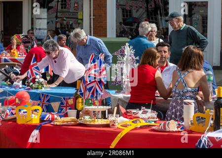7th maggio 2023. Odiham, Hampshire, Inghilterra, Regno Unito. Il lungo fine settimana di festa per l'incoronazione di re Carlo III e la regina Camilla continuò con una grande festa di strada lungo la High Street villaggio, che è stato decorato con concia rosso bianco e blu. È stato un pomeriggio di sole per l'evento popolare, che ha attirato molte persone a celebrare l'occasione reale. Foto Stock