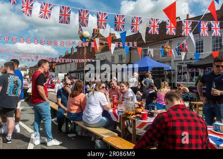7th maggio 2023. Odiham, Hampshire, Inghilterra, Regno Unito. Il lungo fine settimana di festa per l'incoronazione di re Carlo III e la regina Camilla continuò con una grande festa di strada lungo la High Street villaggio, che è stato decorato con concia rosso bianco e blu. È stato un pomeriggio di sole per l'evento popolare, che ha attirato molte persone a celebrare l'occasione reale. Foto Stock