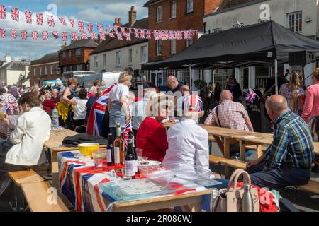 7th maggio 2023. Odiham, Hampshire, Inghilterra, Regno Unito. Il lungo fine settimana di festa per l'incoronazione di re Carlo III e la regina Camilla continuò con una grande festa di strada lungo la High Street villaggio, che è stato decorato con concia rosso bianco e blu. È stato un pomeriggio di sole per l'evento popolare, che ha attirato molte persone a celebrare l'occasione reale. Foto Stock