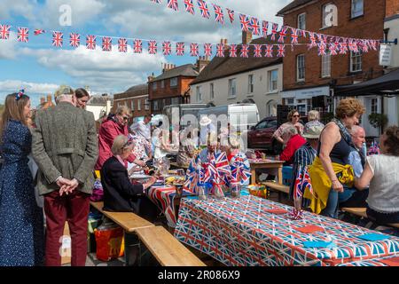 7th maggio 2023. Odiham, Hampshire, Inghilterra, Regno Unito. Il lungo fine settimana di festa per l'incoronazione di re Carlo III e la regina Camilla continuò con una grande festa di strada lungo la High Street villaggio, che è stato decorato con concia rosso bianco e blu. È stato un pomeriggio di sole per l'evento popolare, che ha attirato molte persone a celebrare l'occasione reale. Foto Stock