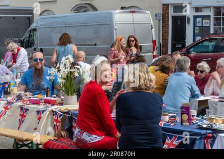 7th maggio 2023. Odiham, Hampshire, Inghilterra, Regno Unito. Il lungo fine settimana di festa per l'incoronazione di re Carlo III e la regina Camilla continuò con una grande festa di strada lungo la High Street villaggio, che è stato decorato con concia rosso bianco e blu. È stato un pomeriggio di sole per l'evento popolare, che ha attirato molte persone a celebrare l'occasione reale. Foto Stock