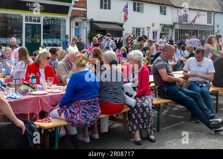 7th maggio 2023. Odiham, Hampshire, Inghilterra, Regno Unito. Il lungo fine settimana di festa per l'incoronazione di re Carlo III e la regina Camilla continuò con una grande festa di strada lungo la High Street villaggio, che è stato decorato con concia rosso bianco e blu. È stato un pomeriggio di sole per l'evento popolare, che ha attirato molte persone a celebrare l'occasione reale. Foto Stock