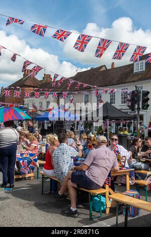 7th maggio 2023. Odiham, Hampshire, Inghilterra, Regno Unito. Il lungo fine settimana di festa per l'incoronazione di re Carlo III e la regina Camilla continuò con una grande festa di strada lungo la High Street villaggio, che è stato decorato con concia rosso bianco e blu. È stato un pomeriggio di sole per l'evento popolare, che ha attirato molte persone a celebrare l'occasione reale. Foto Stock