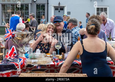 7th maggio 2023. Odiham, Hampshire, Inghilterra, Regno Unito. Il lungo fine settimana di festa per l'incoronazione di re Carlo III e la regina Camilla continuò con una grande festa di strada lungo la High Street villaggio, che è stato decorato con concia rosso bianco e blu. È stato un pomeriggio di sole per l'evento popolare, che ha attirato molte persone a celebrare l'occasione reale. Foto Stock