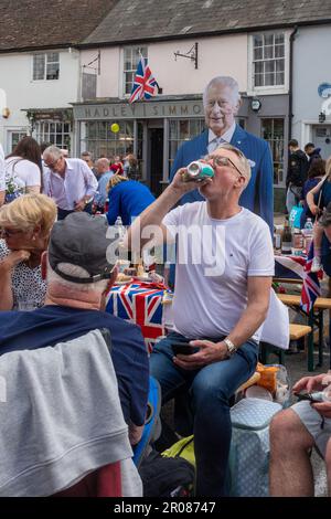 7th maggio 2023. Odiham, Hampshire, Inghilterra, Regno Unito. Il lungo fine settimana di festa per l'incoronazione di re Carlo III e la regina Camilla continuò con una grande festa di strada lungo la High Street villaggio, che è stato decorato con concia rosso bianco e blu. È stato un pomeriggio di sole per l'evento popolare, che ha attirato molte persone a celebrare l'occasione reale. Foto Stock