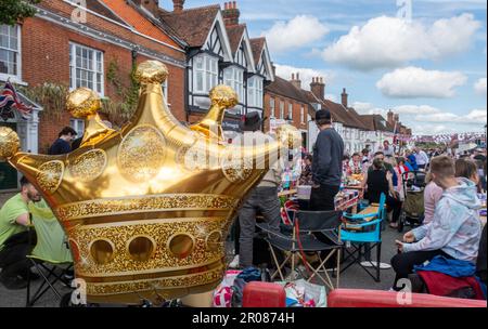 7th maggio 2023. Odiham, Hampshire, Inghilterra, Regno Unito. Il lungo fine settimana di festa per l'incoronazione di re Carlo III e la regina Camilla continuò con una grande festa di strada lungo la High Street villaggio, che è stato decorato con concia rosso bianco e blu. È stato un pomeriggio di sole per l'evento popolare, che ha attirato molte persone a celebrare l'occasione reale. Foto Stock