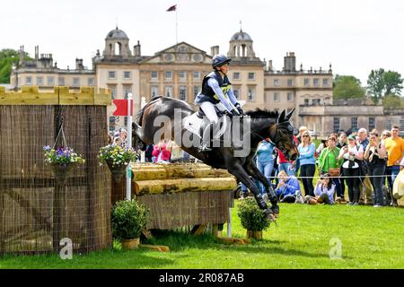 Rosalind Canter cavalcando Pencos Crown Jewel nel Cross Country al Badminton Horse Trials a Badminton, Gloucester, Regno Unito il 7 maggio 2023. Foto di Phil Hutchinson. Solo per uso editoriale, licenza richiesta per uso commerciale. Non è utilizzabile nelle scommesse, nei giochi o nelle pubblicazioni di un singolo club/campionato/giocatore. Credit: UK Sports Pics Ltd/Alamy Live News Foto Stock