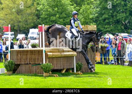 Rosalind Canter cavalcando Pencos Crown Jewel nel Cross Country al Badminton Horse Trials a Badminton, Gloucester, Regno Unito il 7 maggio 2023. Foto di Phil Hutchinson. Solo per uso editoriale, licenza richiesta per uso commerciale. Non è utilizzabile nelle scommesse, nei giochi o nelle pubblicazioni di un singolo club/campionato/giocatore. Credit: UK Sports Pics Ltd/Alamy Live News Foto Stock