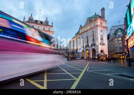 Londra, Regno Unito - 12 febbraio 2014: Architettura britannica su Oxford Street nella zona centrale principale di Londra, con i sentieri sfocati del veicolo Foto Stock