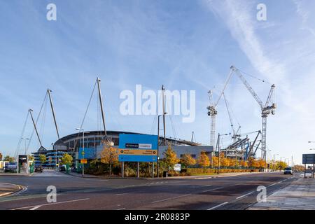 MANCHESTER, UK-OCTUBER 17, 2014-Set di montanti e cavi in acciaio e il cavo catenaria che sostiene i tetti sui lati dello stadio Etihad Foto Stock